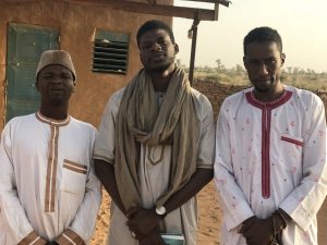 Trois étudiants en sciences religieuses de l'Afrique de l'ouest.